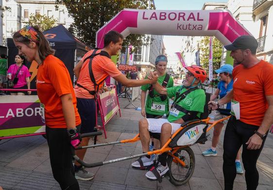 Un millar de participantes corren por el centro de Vitoria para concienciar sobre la ELA