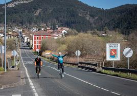 Dos ciclistas celebran su paso por el municipio de Gautegiz Arteaga durante su paseo por la comarca de Busturialdea-Urdaibai.