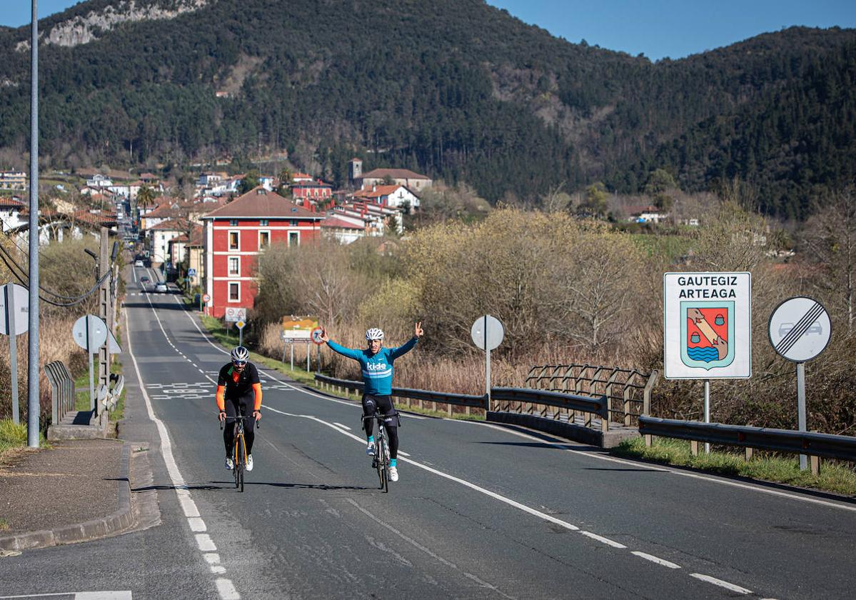 Dos ciclistas celebran su paso por el municipio de Gautegiz Arteaga durante su paseo por la comarca de Busturialdea-Urdaibai.