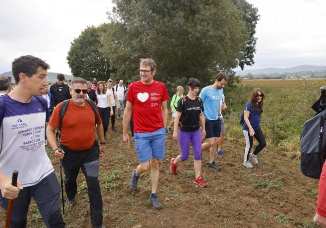 El exalcalde Gorka Urtaran acudió a la visita de los mojones para completar el último tramo que le faltaba para completar el perímetro de Vitoria.