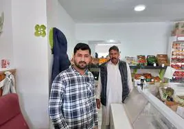 Fiaz Muhammad y su hijo en el interior de la tienda