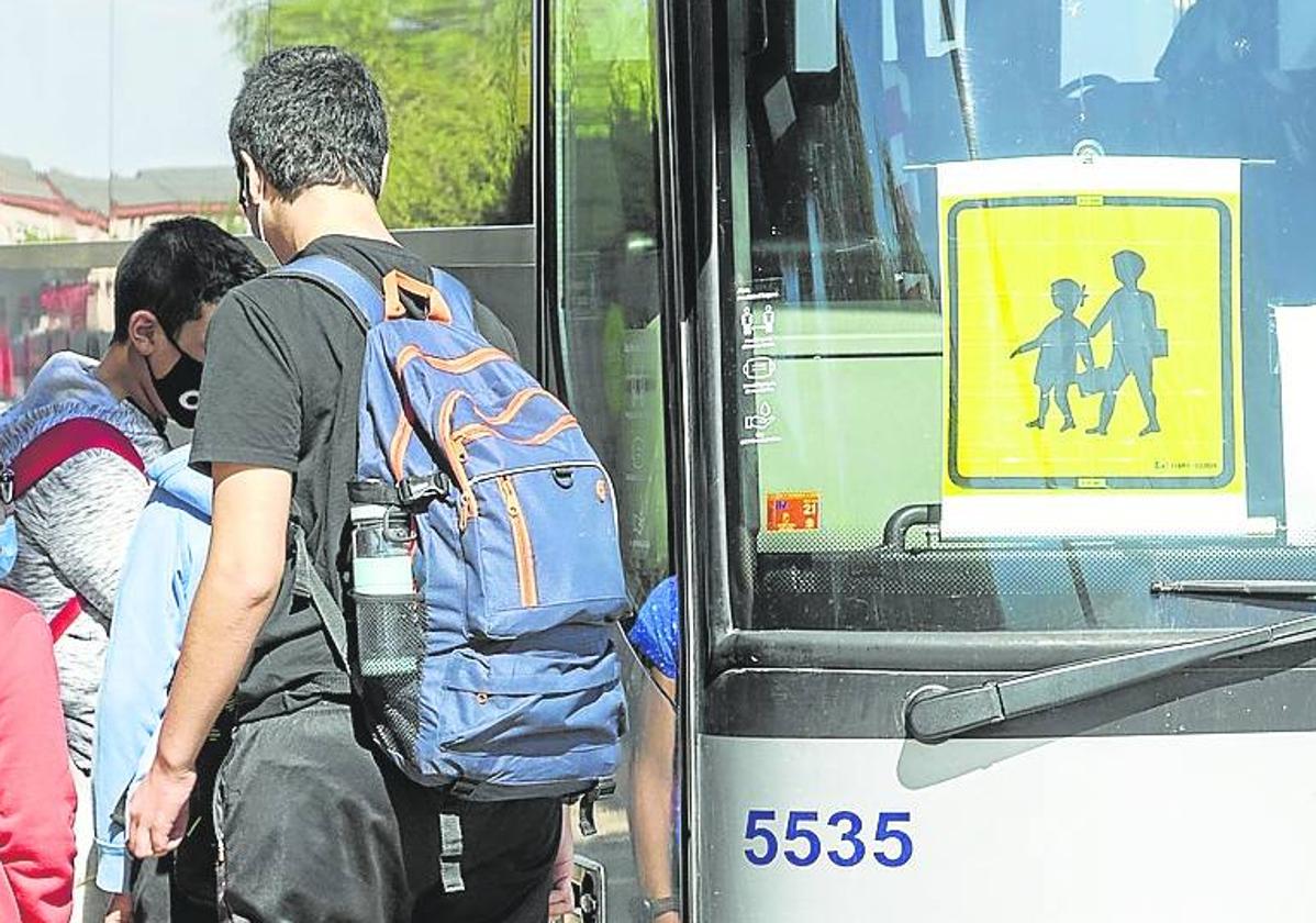 Pasajeros aguardan para acceder al autobús.