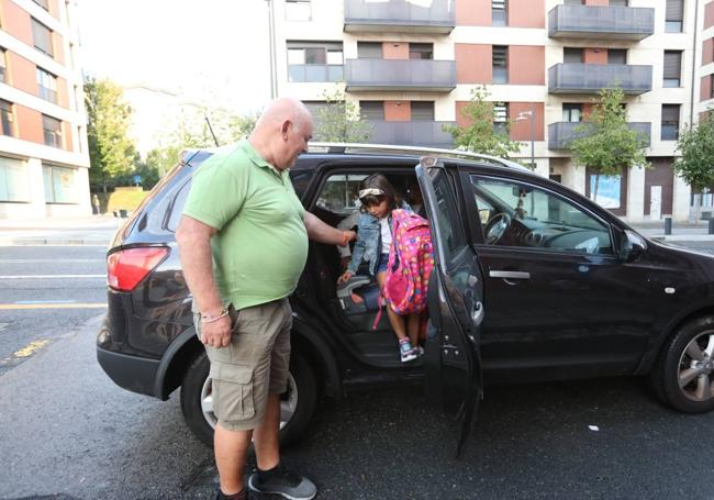 Una familia lleva a una escolar en coche a su colegio en Bilbao.