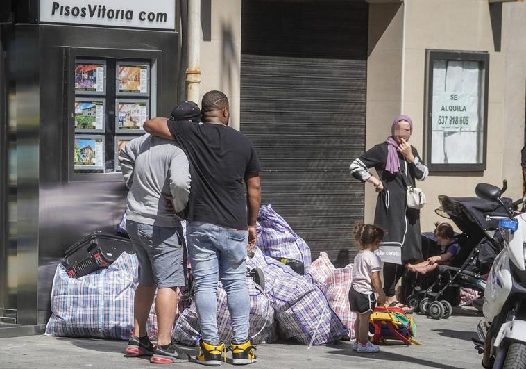 Dos familias con niños fueron desalojadas ayer de dos pisos de la calle Prado.