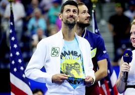 Djokovic muestra una camiseta de homenaje a su amigo Kobe Bryant.