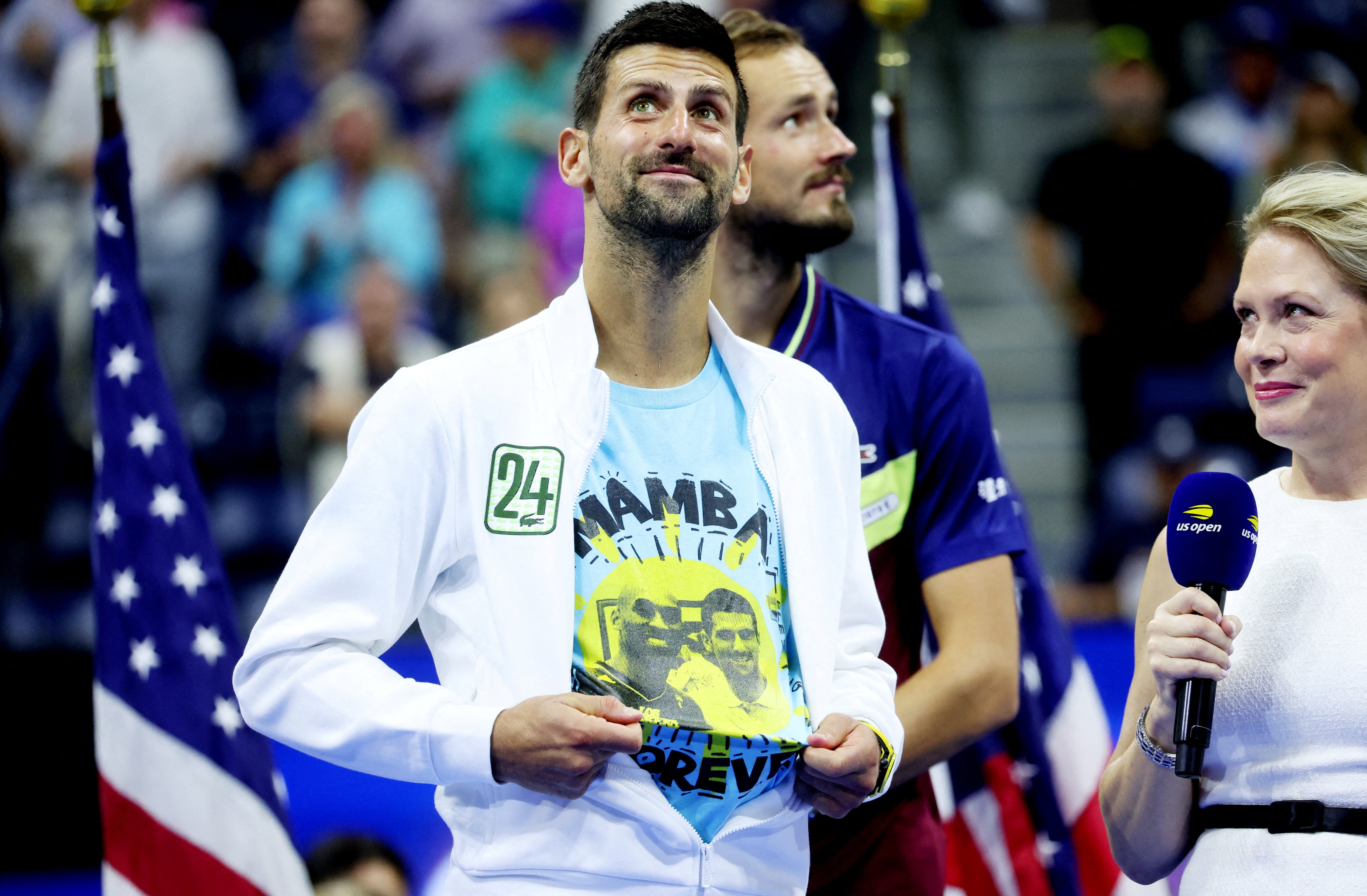 Djokovic muestra una camiseta de homenaje a su amigo Kobe Bryant.