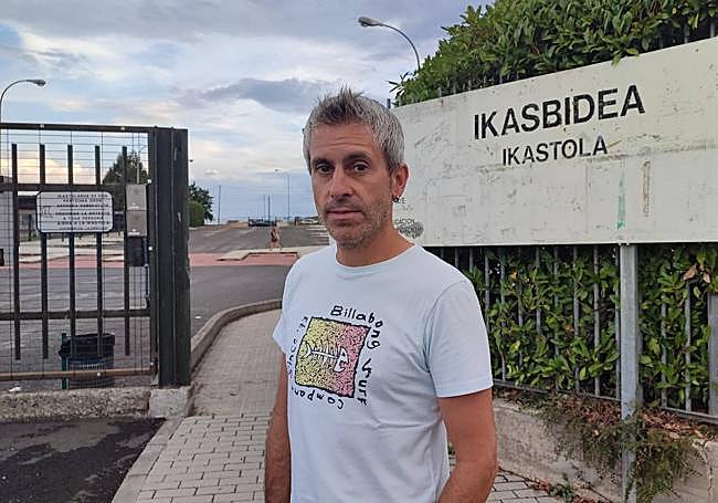 Gorka Irazu, en el exterior de Ikasbidea.