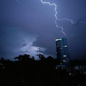 3.462 rayos en una tormenta que dejó balsas de agua en la A-8 y alcantarillas desbordadas en Bizkaia