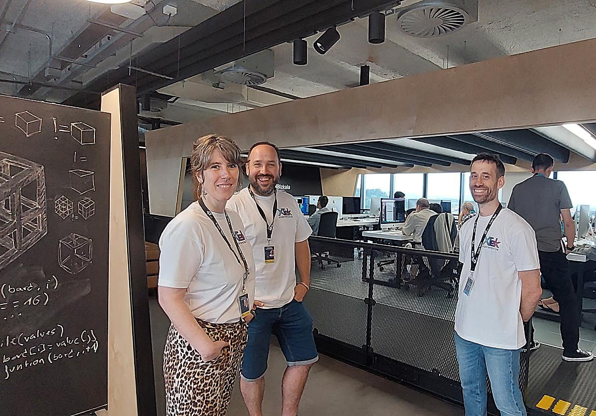 Maialen Murgia, Rubén Ramírez y Carlos Cañete en el campus '42 Urduliz' en Urduliz.