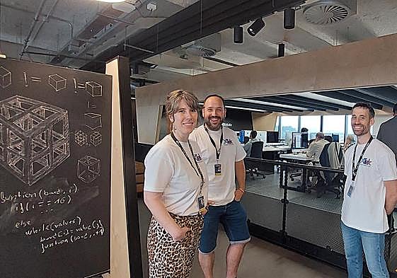 Maialen Murgia, Rubén Ramírez y Carlos Cañete en el campus '42 Urduliz' en Urduliz.