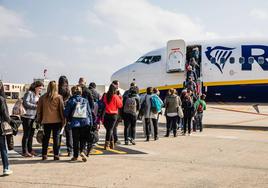 Un grupo de pasajeros sube a un avión en Foronda.