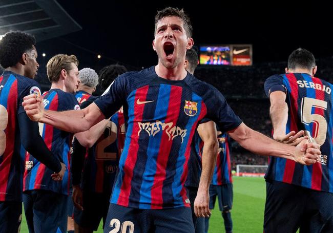 Sergi Roberto celebra un gol en el Clásico con el logo de Motomami en la camiseta.