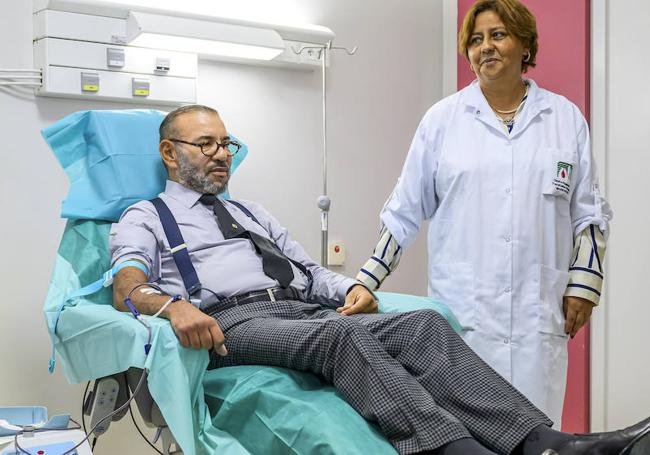 Mohamed VI dona sangre para las víctimas.