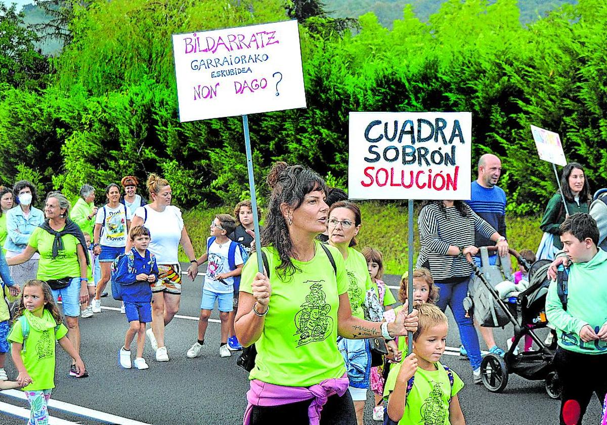 Las familias de Etxaurren en la marcha a pie de ayer en protesta por las falta de autobús escolar.