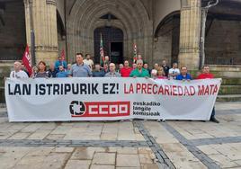 Una treintena de trabajadores de CCOO se concentraron en Elorrio.