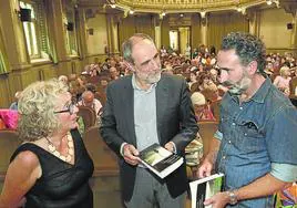 Begoña Pinilla, Juan Cerezo y Jon Bilbao en la conmemoración del centenario en la biblioteca de Bidebarrieta.