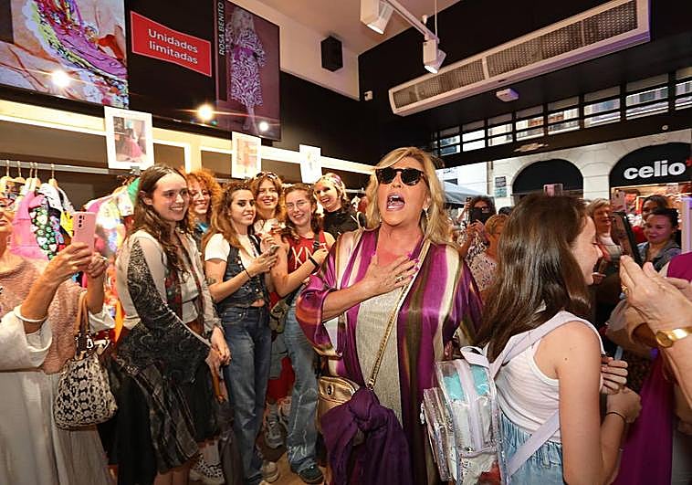 Lydia Lozano durante la inauguración de la tienda este miércoles en Bilbao.
