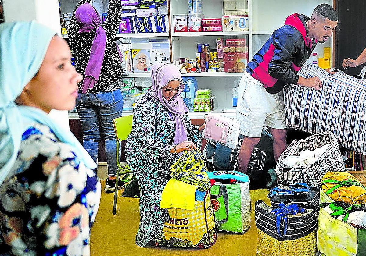 Recogida de alimentos y otros productos en Bilbao para ayudar a las personas afectadas por el terremoto en Marruecos.