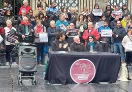 Imagen de la movilización del pasado noviembre en Galdakao, Patxi Colorado en el centro de la mesa.