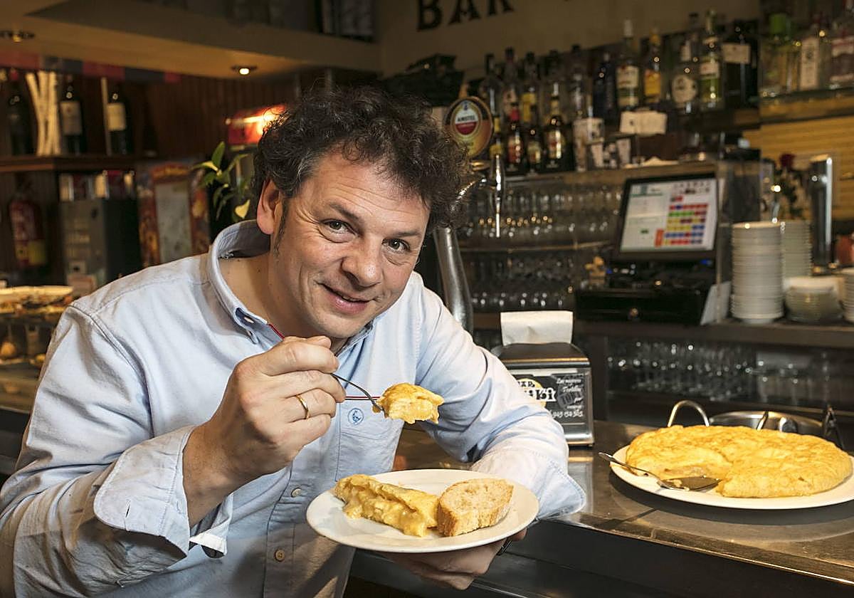 Raúl Rubio degusta un pintxo de la famosa tortilla en el Txiki que abrieron sus padres en 1981.