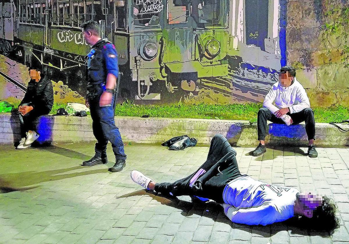 Robo con tirón. Varios detenidos por la Ertzaintza por un asalto con violencia en Bilbao.