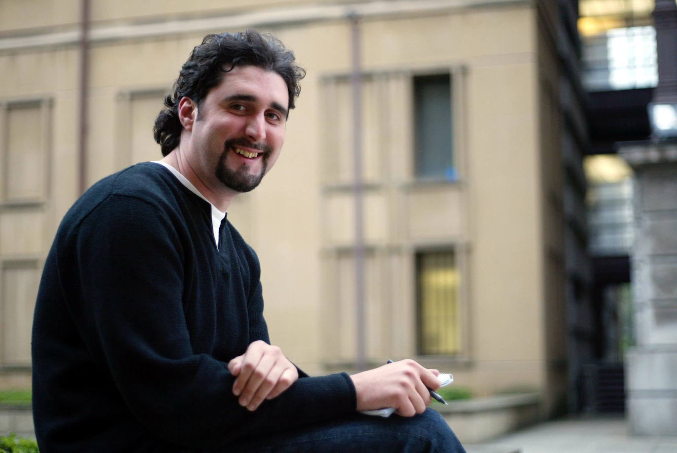 El poeta bilbaíno Sergio Oiarzabal, en una imagen tomada en 2003.