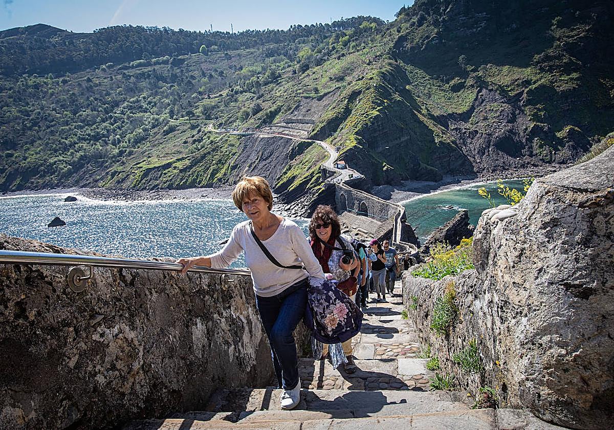 San Juan de Gaztelugatxe, en Bermeo, es uno de los enclaves naturales más visitados de Bizkaia.