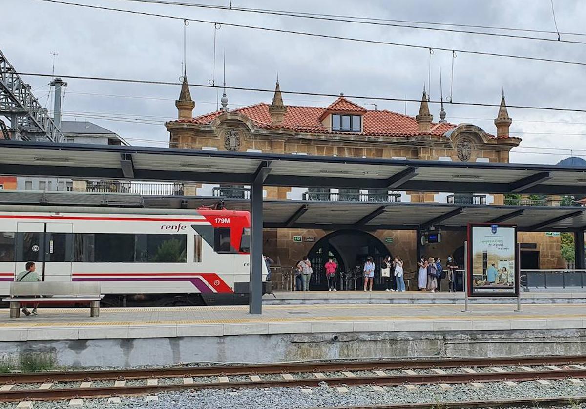 Un tren entra en la estación de Llodio.