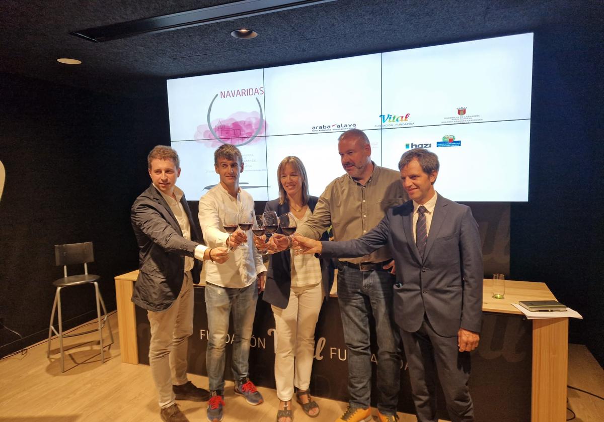 Los representantes institucionales brindan con vino tras la presentación de la Fiesta de la Vendimia.