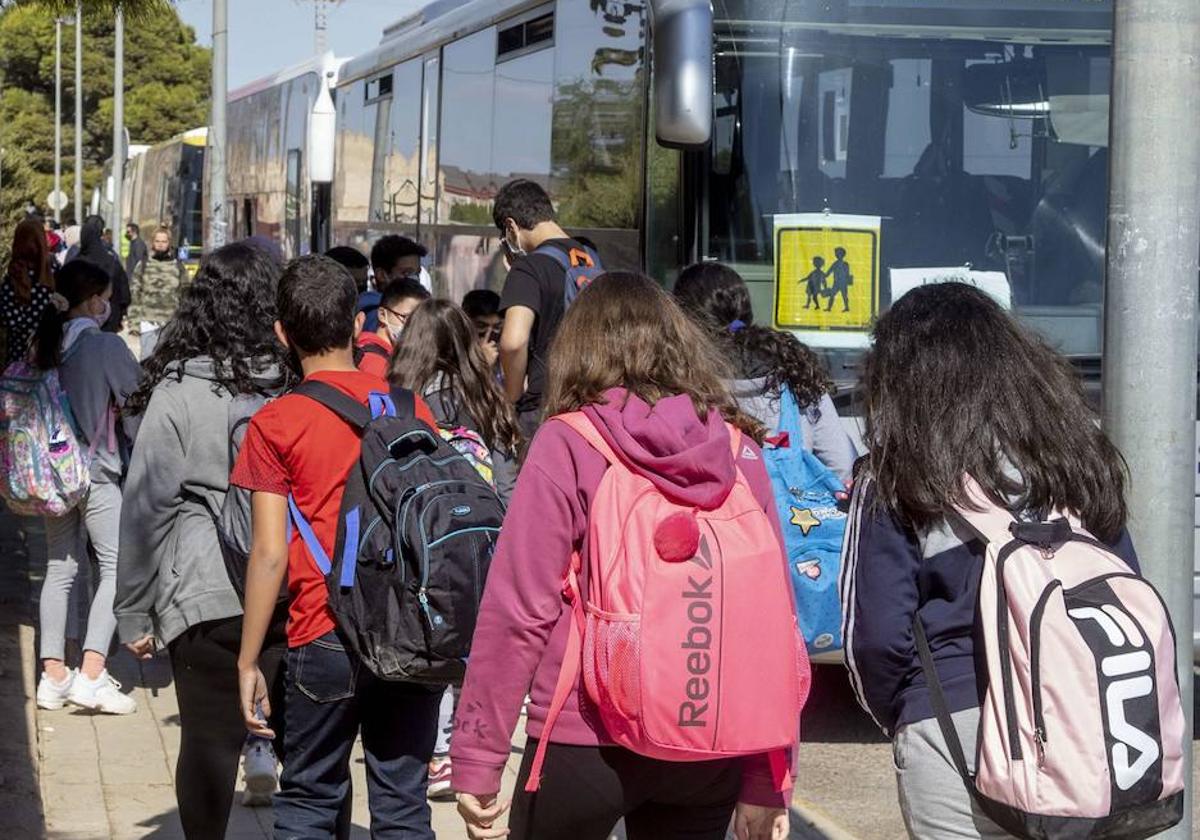 La ley indica que «se pondrá un acompañante cuando el 50% del alumnado sea menor de 12 años»