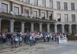 Concentración celebrada en la Herriko Plaza de Llodio.