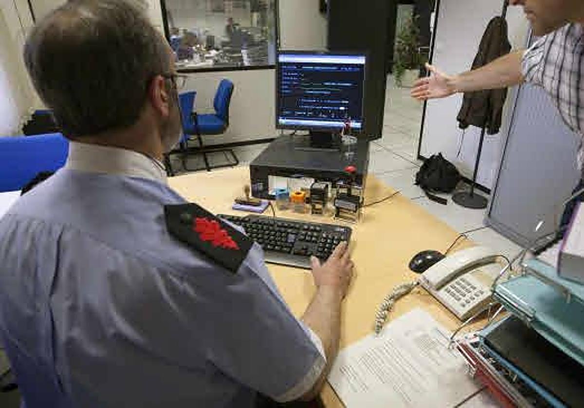 Un ertzaina, en la comisaría.