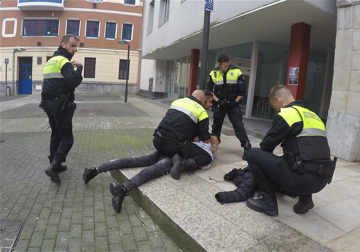 La Policía Muncipal detiene a un individuo en Bilbao.