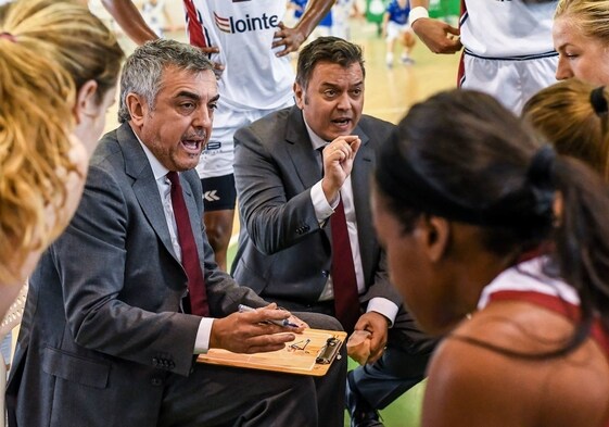 Mario López y Lucas Fernández dan instrucciones a las jugadoras del Lointek en su anterior etapa juntos.