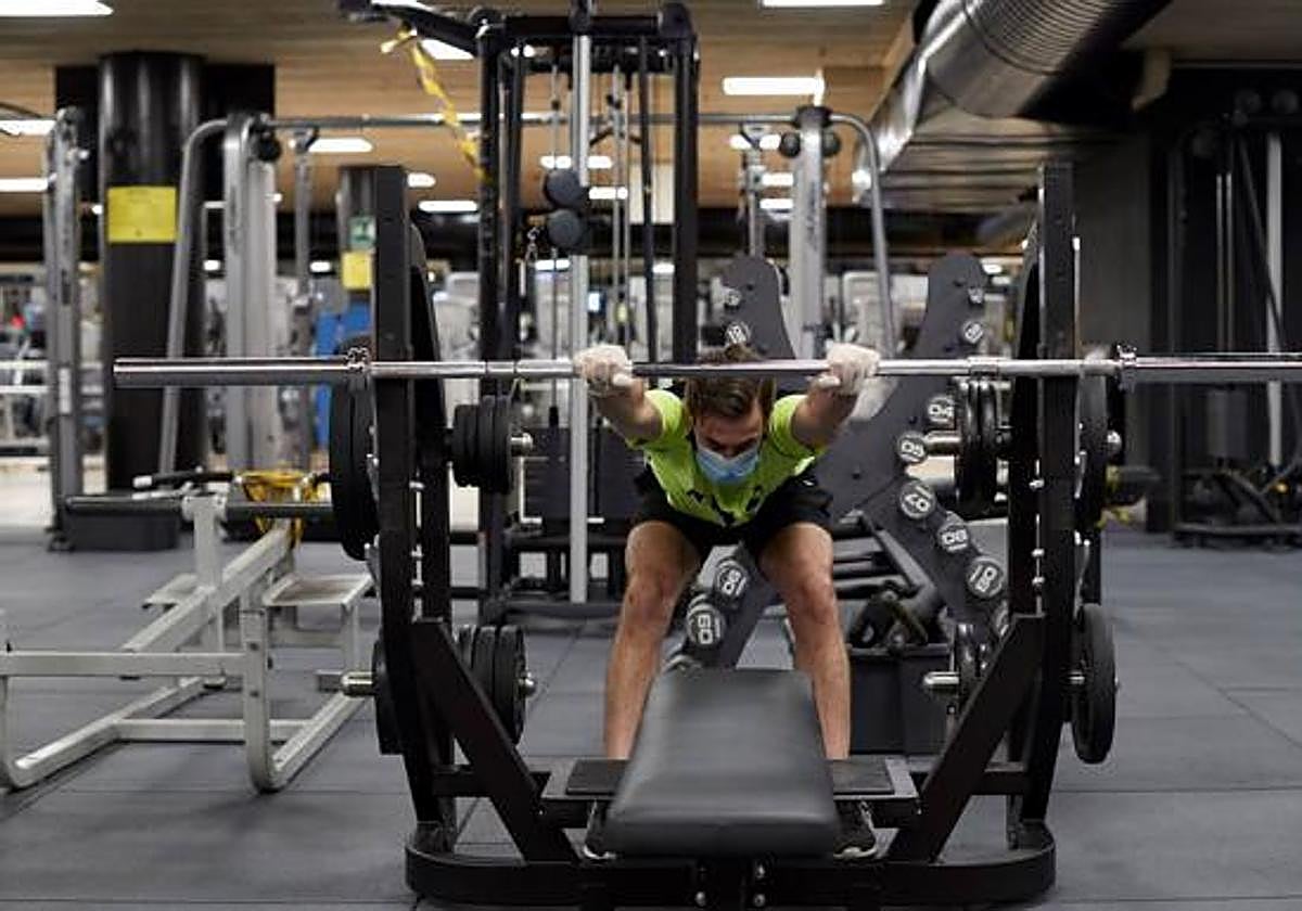 Un hombre se ejercita en un gimnasio.
