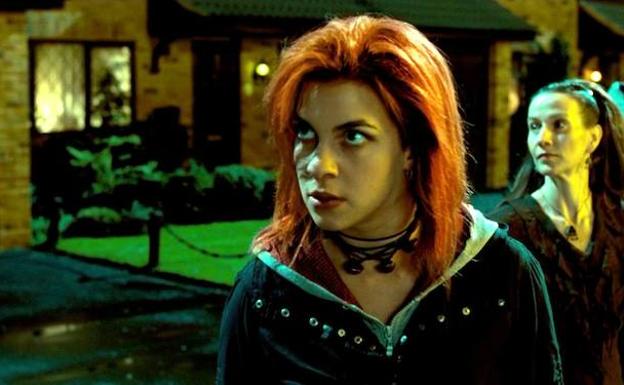 Imagen secundaria 1 - Natalia Tena en una imagen promocional y dando vida a Nymphadora, en la Saga Harry Potter; y a Osha, en Juegos de Tronos. 