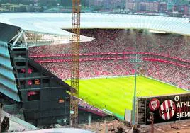 Vista del nuevo San Mamés el 16 de septiembre de 2013, sin la tribuna sur y la cubierta desajustada.