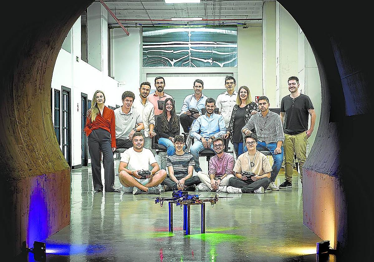 Fran Espada, arriba en el centro, junto al resto del equipo de Hovering Solutions y uno de sus robots aéreos.