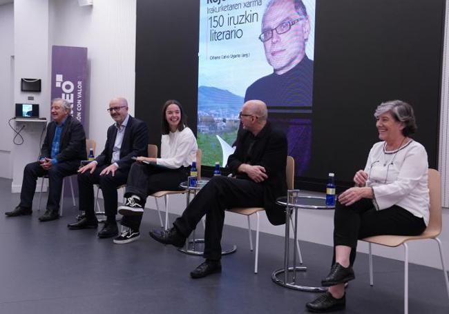 Jon Kortazar, José Miguel Santamaría, Oihane Calvo, Javier Rojo eta Laura Mintegi, liburuaren aurkezpenean.