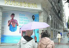 Vista parcial de la entrada a la sede de Kutxabank en la Gran Vía de Bilbao.