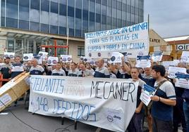 Los trabajadores de la planta se han concentrado este viernes, a las 14.30 horas, frente a las instalaciones de la empresa.