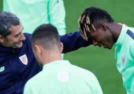 Valverde saluda a Nico en un entrenamiento.