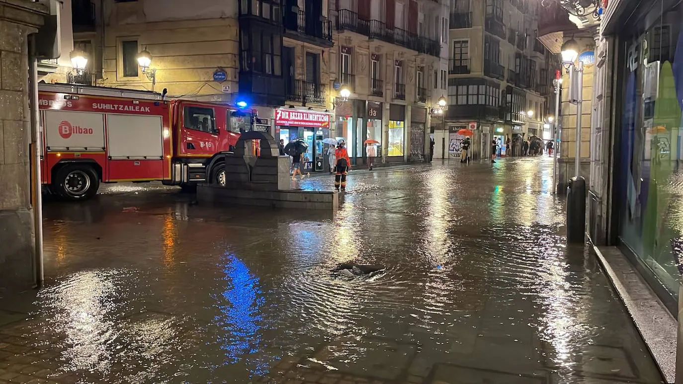 Los Bomberos se multiplicaron en la tormenta: 40 salidas por balsas de agua, árboles caídos y el rescate de una familia