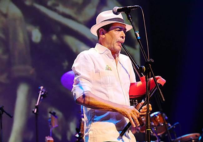 Con sombrero, al principio del show.