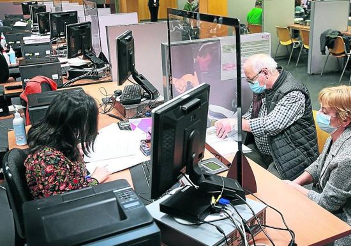 Una de las últimas declaraciones de la renta en las oficinas centrales de la Hacienda de Álava.