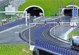 Un camión se prepara para acceder a la ampliación de la Supersur, que se inauguró el 5 de abril tras una inversión de 220 millones.