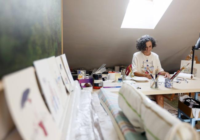 Ciordia, trabajando en el ático de su casa, donde tiene todos sus útiles de trabajo. «A las siete de la mañana ya estoy sentada».