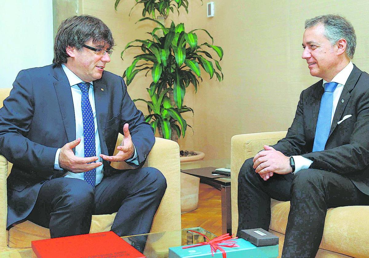 Carles Puigdemont recibió en el Palacio de la Generalitat al lehendakari Urkullu en junio de 2017.