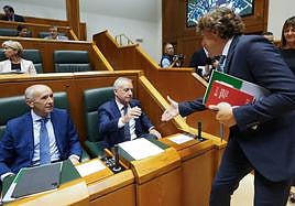 Eneko Andueza saluda al lehendakari Urkullu en el debate del jueves pasado.