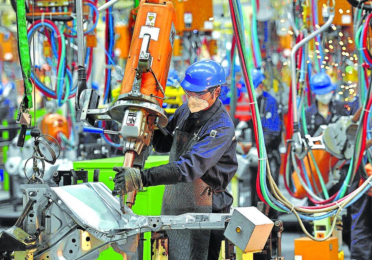 Un operario trabaja en una fábrica china de vehículos en la ciudad de Chongqing.